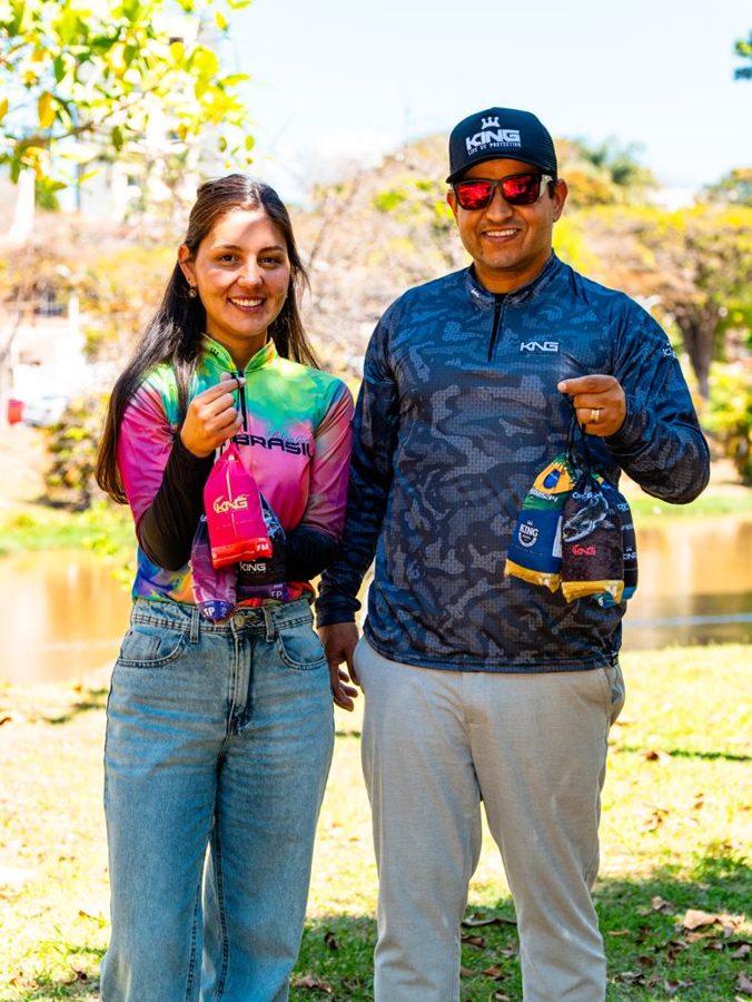 Casal vestindo camisetas King Brasil com proteção UV