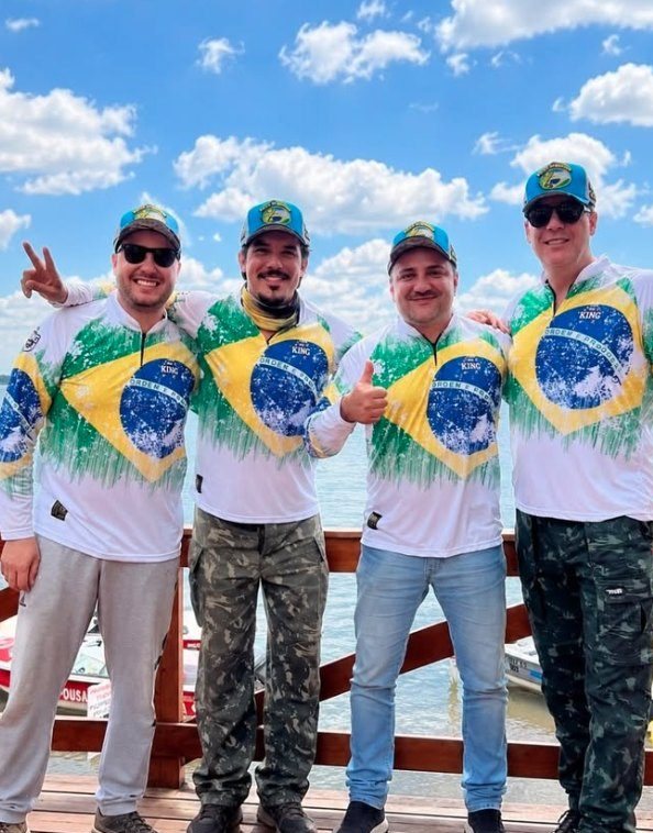 Equipe de pescadores com camisetas King personalizadas do Brasil